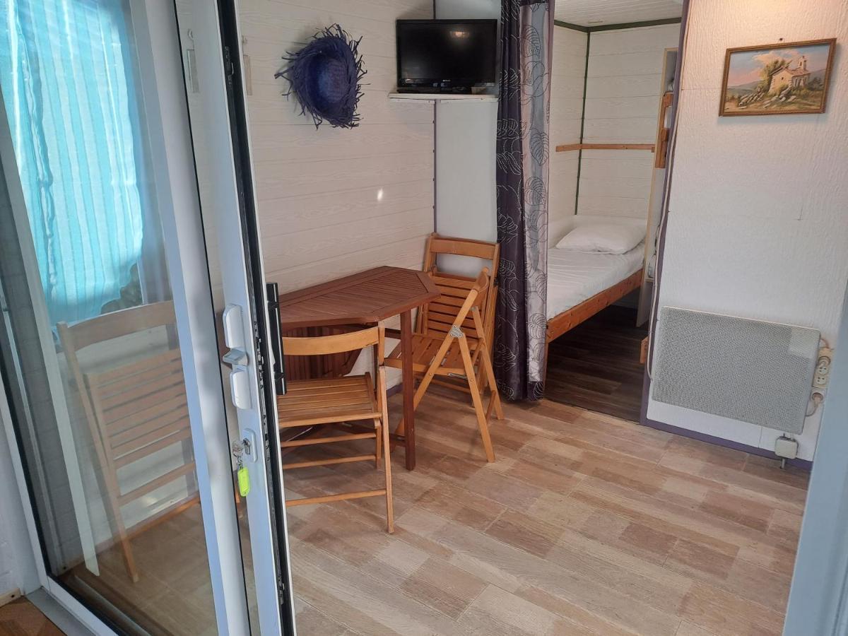Hotel Chalet Pour 5 Personnes Equipe Sur Emplacement Privatif Dans Camping 4 Etoiles Appartenant Et Gere Par Un Particulier Foix Exterior foto
