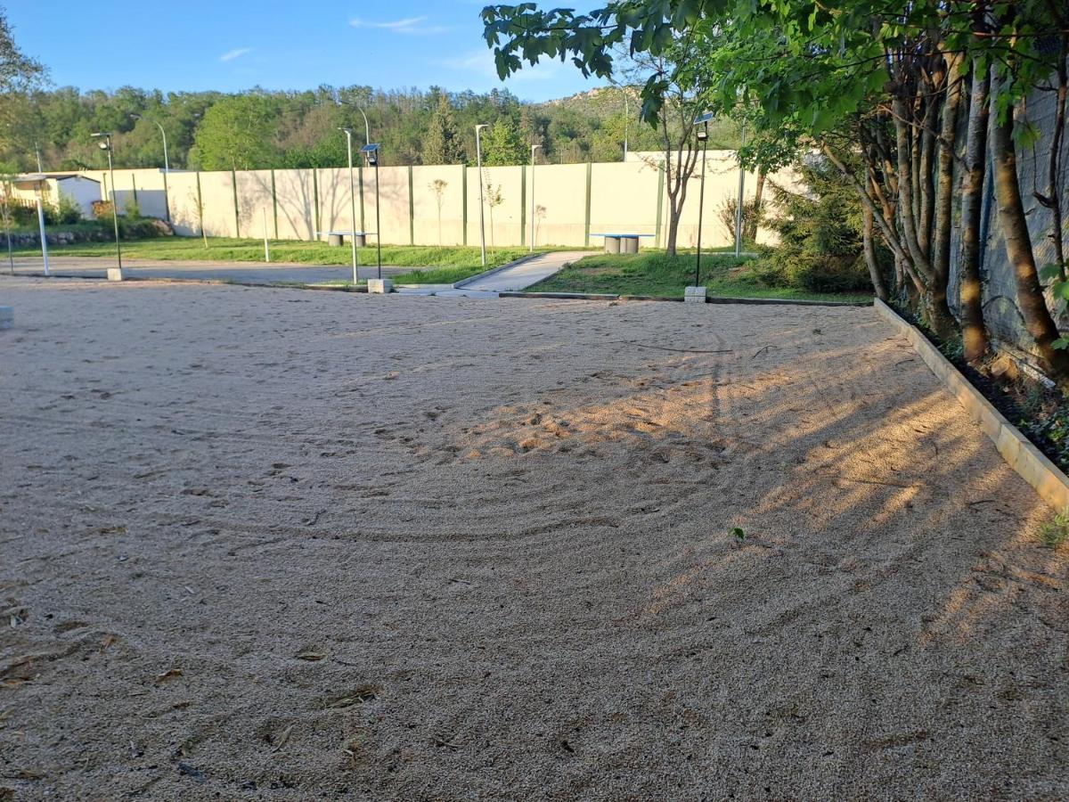 Hotel Chalet Pour 5 Personnes Equipe Sur Emplacement Privatif Dans Camping 4 Etoiles Appartenant Et Gere Par Un Particulier Foix Exterior foto