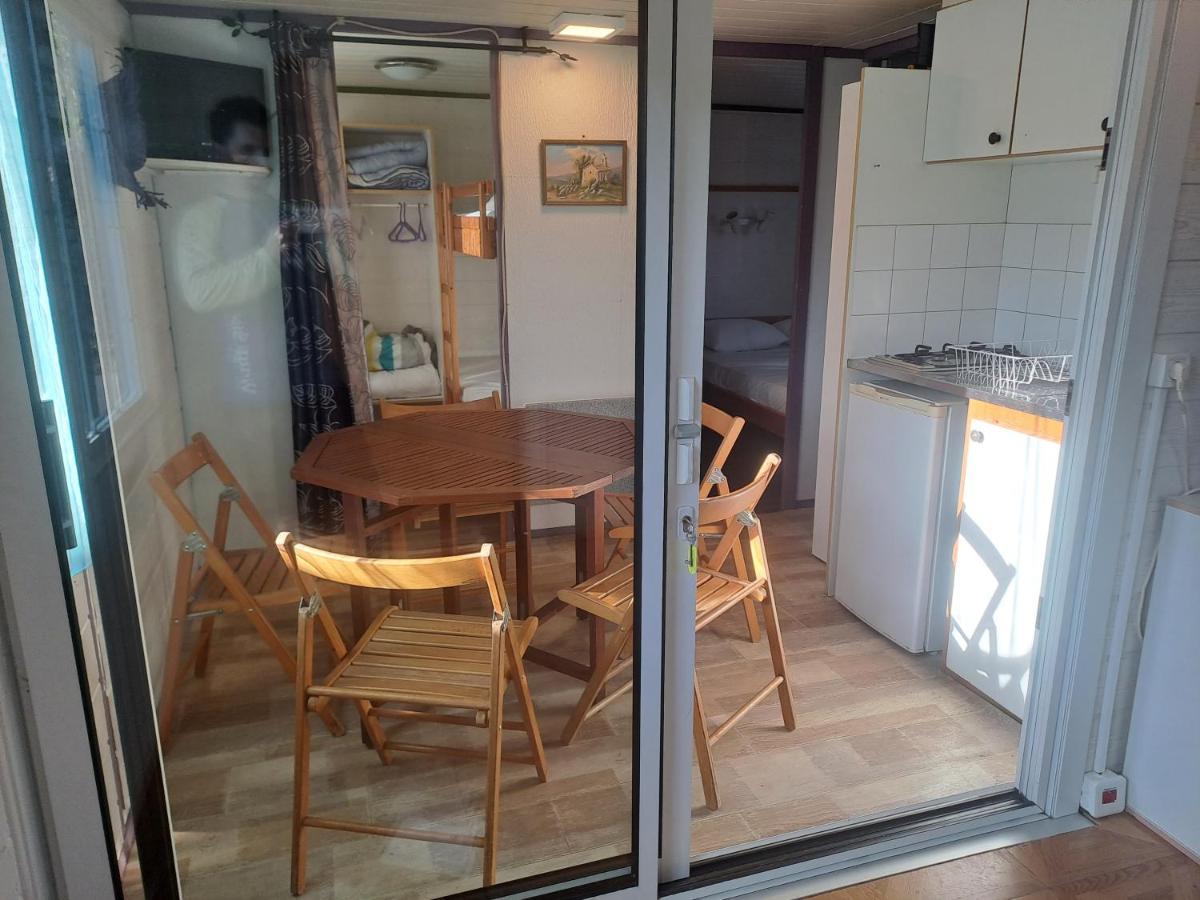 Hotel Chalet Pour 5 Personnes Equipe Sur Emplacement Privatif Dans Camping 4 Etoiles Appartenant Et Gere Par Un Particulier Foix Exterior foto